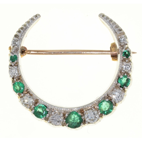 29 - AN EMERALD AND DIAMOND CRESCENT BROOCH, 20TH C, IN VICTORIAN STYLE, 24MM, 4.7G