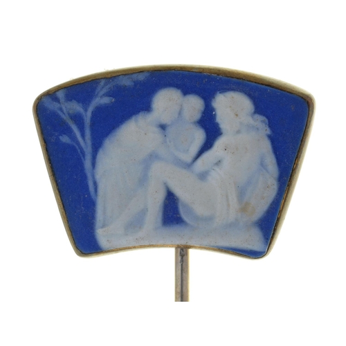 43 - A STICK PIN, THE TERMINAL SET WITH A WEDGWOOD JASPER CAMEO, 19TH C, TERMINAL 15 X 22MM