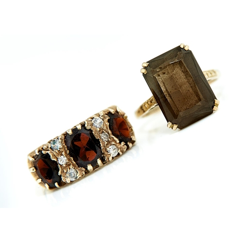 8 - A GARNET RING AND A CITRINE RING, BOTH IN 9CT GOLD, 9G SIZES, L½ AND Q