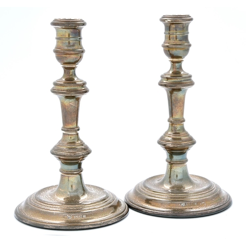 33 - A pair of Elizabeth II silver candlesticks in Queen Anne style, 20cm h, by William Comyns & Sons... 