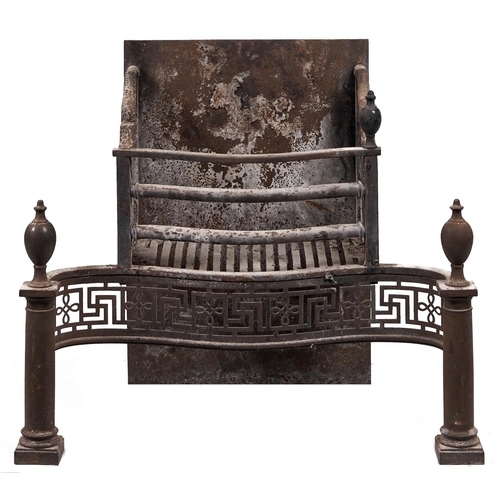 1025 - A serpentine steel fire grate, early 20th c, in George III style, with pierced apron, columnar fore ... 
