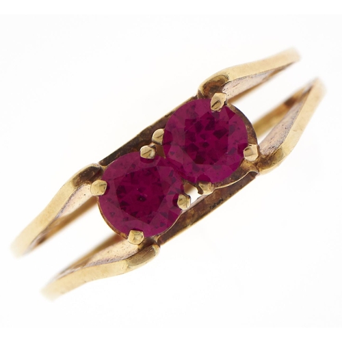 43 - A synthetic ruby ring, in gold, marked 585, 3g, size N