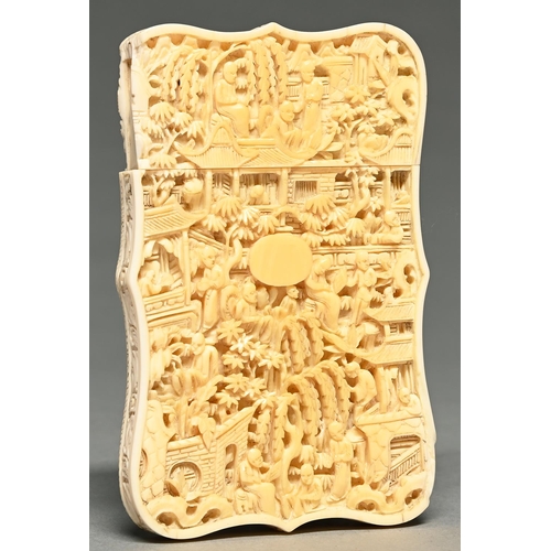 1113A - A Chinese export ivory card case, Canton, mid 19th c, the front typically carved with densely people... 