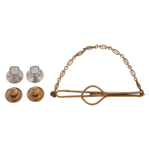 32 - A gold tie clip and two pairs of dress studs, the last set with mother of pearl, all marked 9ct, 7.1... 