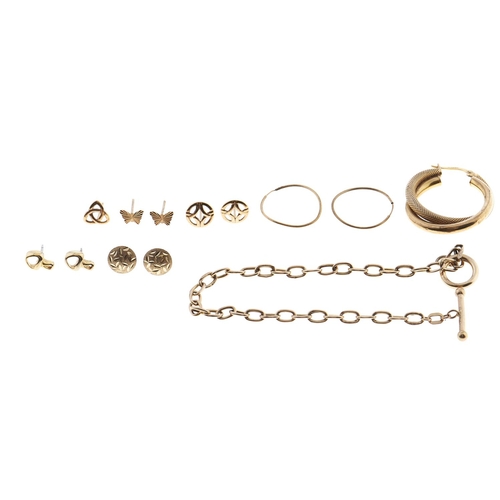42 - Miscellaneous gold jewellery, 5.5g