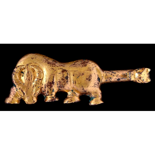1074 - A Chinese gilt bronze belt hook, Han dynasty - six dynasties, in the form of an ox, the creatures ta... 
