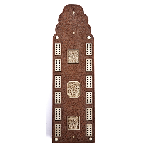 1097 - A Chinese sandalwood and ivory cribbage board, mid 19th c, on four paw feet, 24.5cm l... 