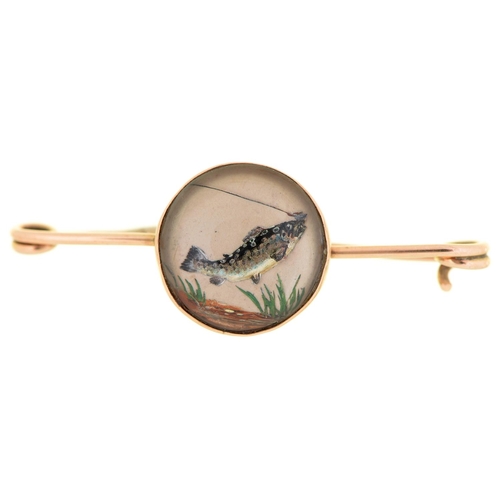 561 - A 9ct gold pin set with a reverse painted crystal intaglio of a hooked fish, early 20th c, 47mm l, 4... 