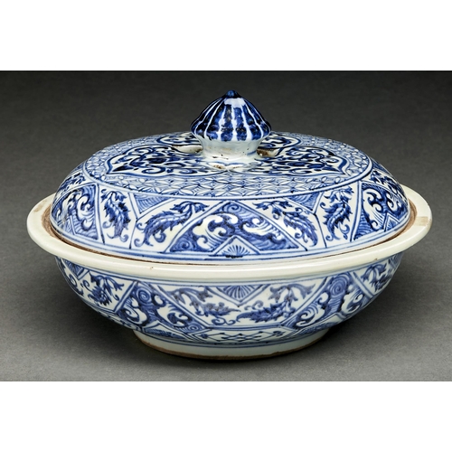 56 - A Chinese blue and white bowl and pierced cover, 23.5cm diam, Zuande mark within concentric circles... 