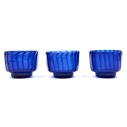 7 - A set of three English spirally fluted blue glass finger bowls, early 19th c, sharp pontil scar, 90m... 
