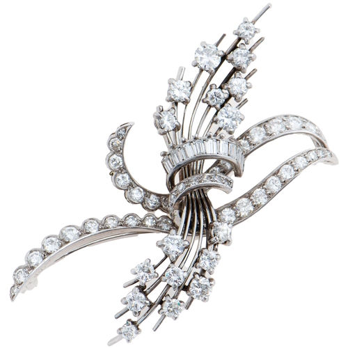 33 - A diamond spray brooch, mid 20th c, with round brilliant and baguette diamonds, in white gold, 51mm,... 