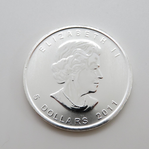 43 - Canada 1oz fine silver $5 2011