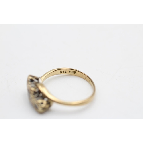 11 - 9ct gold vintage diamond three stone twist setting ring (2.1g)