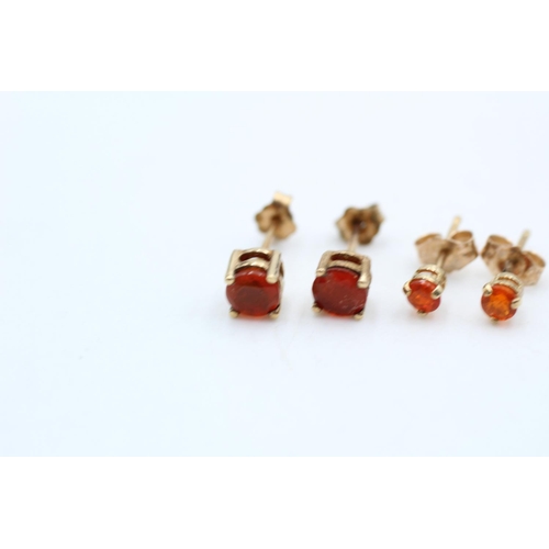 18 - 2 x 9ct gold fire opal stud earrings (1.2g)
