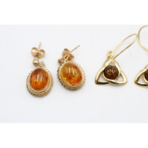 2 - 2 x 9ct gold amber earrings (2g)