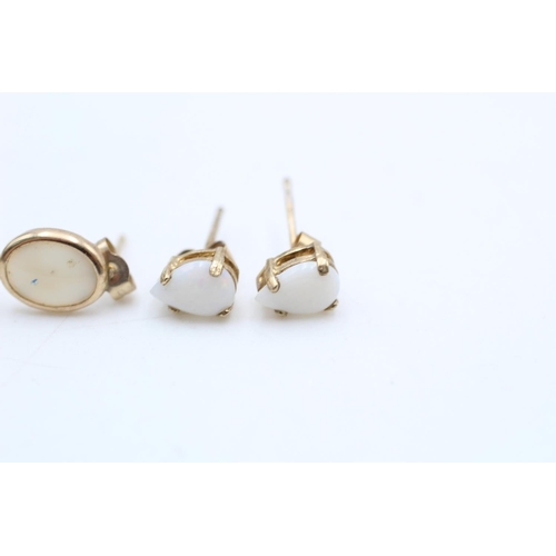 28 - 2 x 9ct gold opal stud earrings (1.2g)