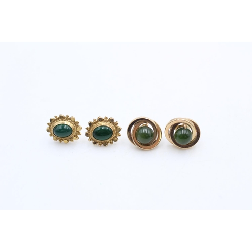 40 - 2 x 9ct gold earrings inc. chrysoprase, bowenite (2.8g)