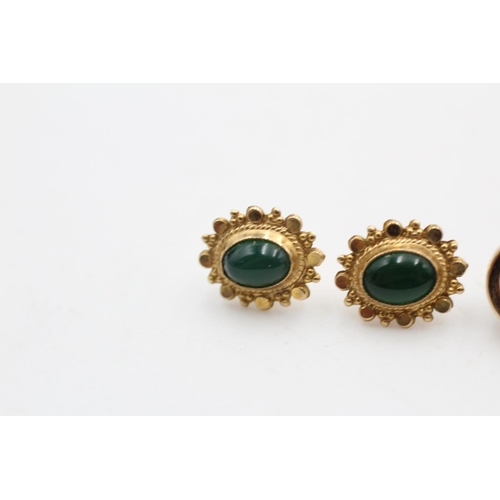 40 - 2 x 9ct gold earrings inc. chrysoprase, bowenite (2.8g)
