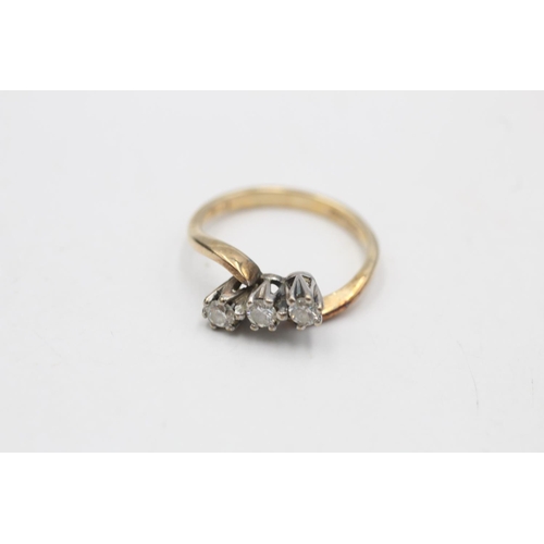 43 - 9ct gold vintage diamond three stone twist setting ring (1.7g)
