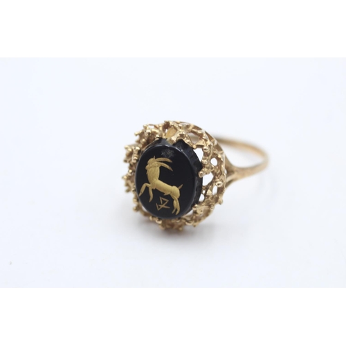 44 - 9ct gold vintage onyx Capricorn inlay zodiac sign signet ring (3.5g)
