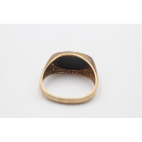 48 - 9ct gold vintage onyx oval statement ring (3.4g)