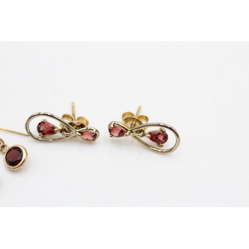 9 - 2 x 9ct gold garnet earrings (1.8g)