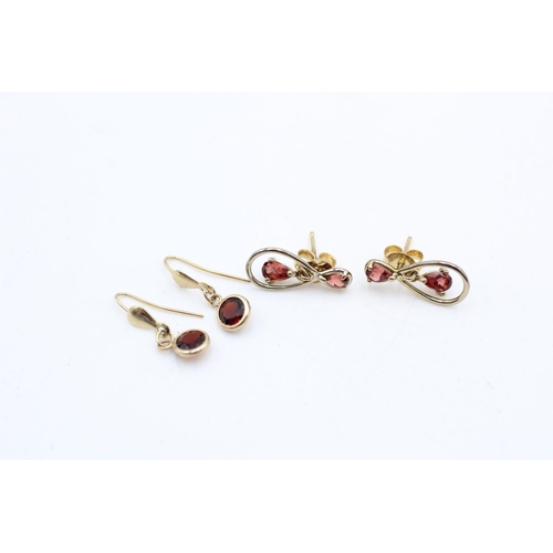 9 - 2 x 9ct gold garnet earrings (1.8g)