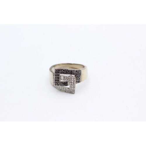 32 - 9ct white gold vintage black & white diamond pave set knot crossover ring (5.6g) Size O