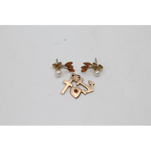 34 - 2 x 9ct gold jewellery inc. garnet, cultured pearl, earrings, pendant (1.7g)