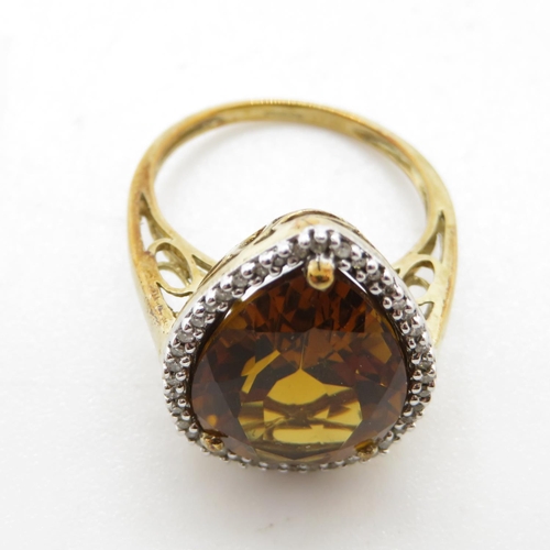13 - 9ct gold with large amber stone and diamond chipping halo ring size M 4.7g