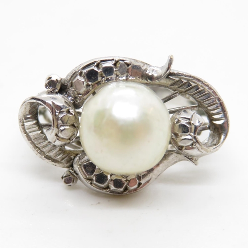 29 - 14ct white gold ring inset pearl size M 3.9g