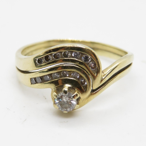 32 - 9ct gold crossover ring with diamond central stone and diamond surrounds size N 2.3g