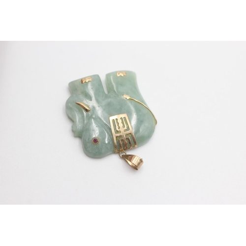 18 - 9ct gold vintage jade & ruby carved elephant pendant (7g)