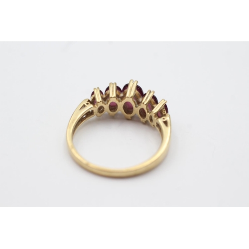 22 - 9ct gold graduated garnet five stone ring (3.1g) Size Q