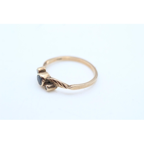 30 - 9ct gold diamond & sapphire ring (1.4g) Size L