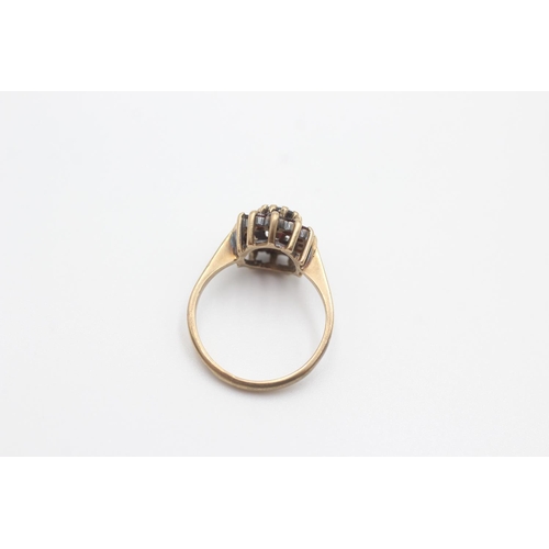 32 - 9ct gold vintage garnet halo dress ring (2.5g) size K
