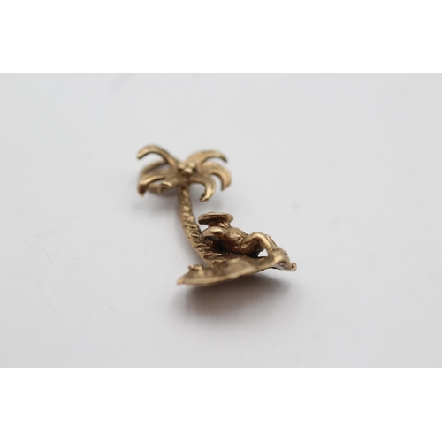47 - 9ct gold palm tree island & person pendant (2.3g)