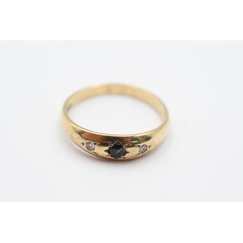 53 - 9ct gold sapphire & diamond starburst set band ring (2.8g) Size R