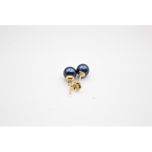 18 - 9ct gold pearl stud earrings (0.9g)
