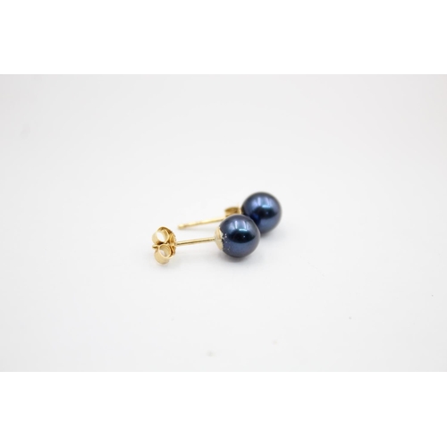 18 - 9ct gold pearl stud earrings (0.9g)