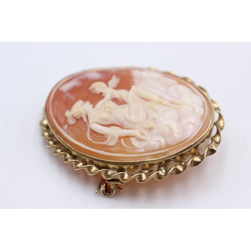 31 - 9ct gold framed shell cameo featuring woman & a cherub (9.8g)
