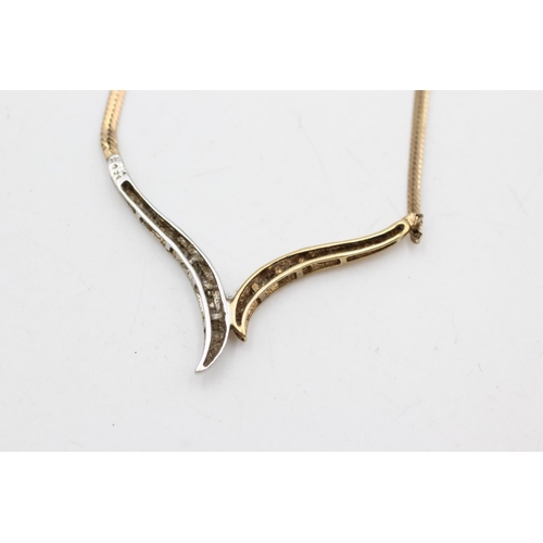 4 - 9ct gold diamond detail static pendant necklace (6.4g)