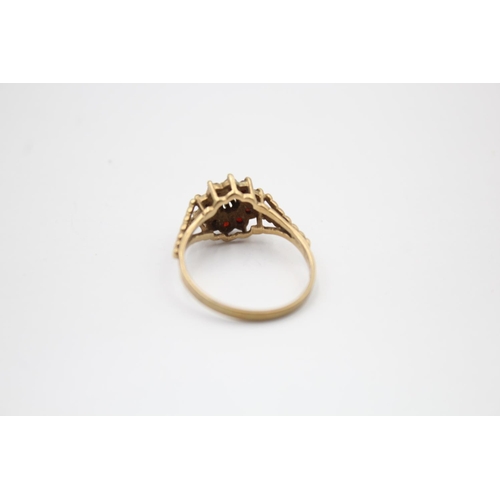 52 - 9ct gold floral garnet mid century ring (2.2g) size N