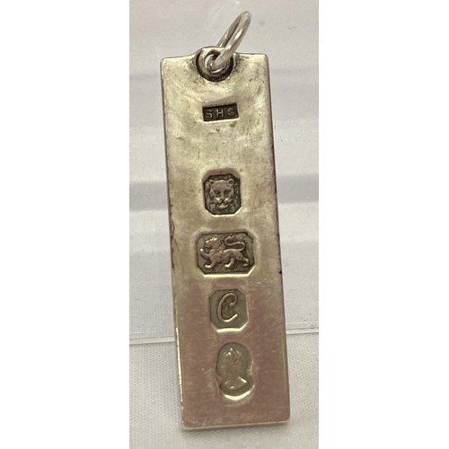 1019 - A vintage silver ingot pendant with hanging bale, hallmarked London 1977. Approx. 5cm long including... 