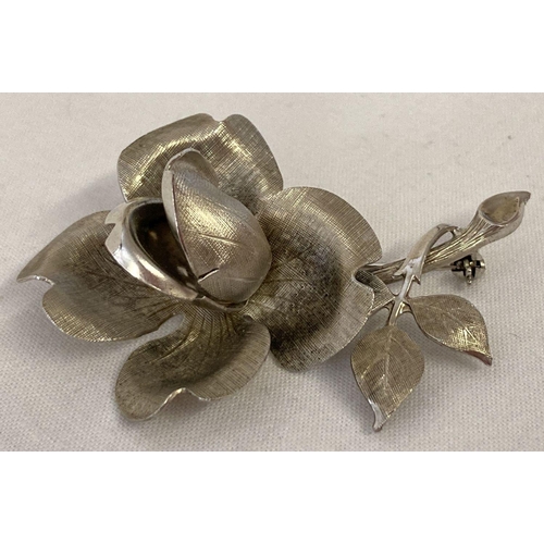 1039 - A Silver brooch in the shape of a rose with brushed effect detail to petals and leaves. Silver marks... 
