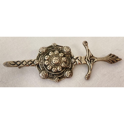 1044 - A vintage silver Celtic sword and shield design brooch/kilt pin. Hallmarked Birmingham 1941. Approx ... 