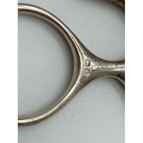 1181 - A pair of Edwardian silver loop handled egg cutters. Fully hallmarked for Hilliard & Thomason, Birmi... 