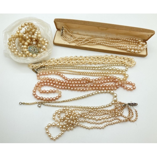 1020 - A quantity of assorted vintage pearl and faux pearl necklaces. Some a/f.