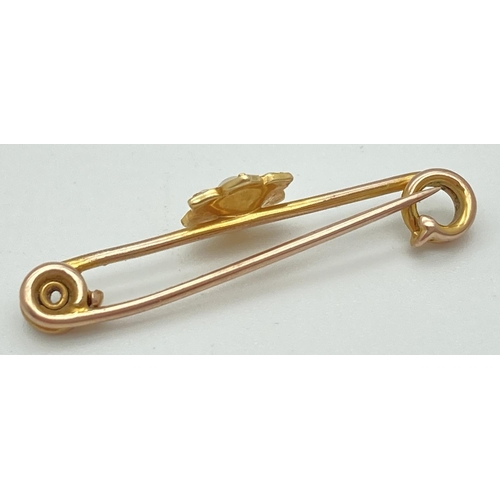 1025 - A vintage 9ct gold bar brooch with seed pearls set in a flower design. Safety pin style fixing. Appr... 
