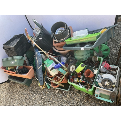 33 - LARGE QTY OF GARDEN ITEMS TO INCLUDE PLASTIC PLANTERS SEED TRAYS POTS HOSE REEL ETC